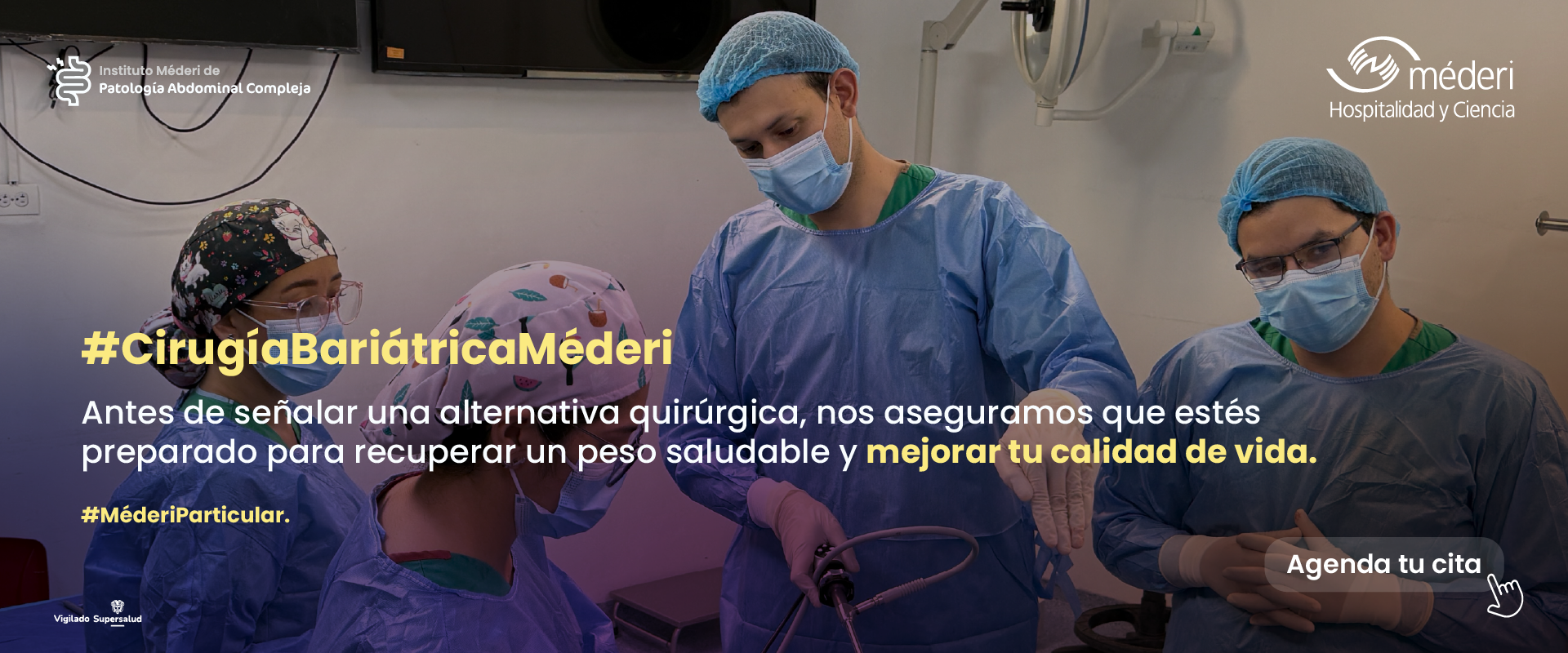 Médico cirujano en Bogotá explicando el proceso para recuperar un peso saludable con cirugía bariátrica particular.