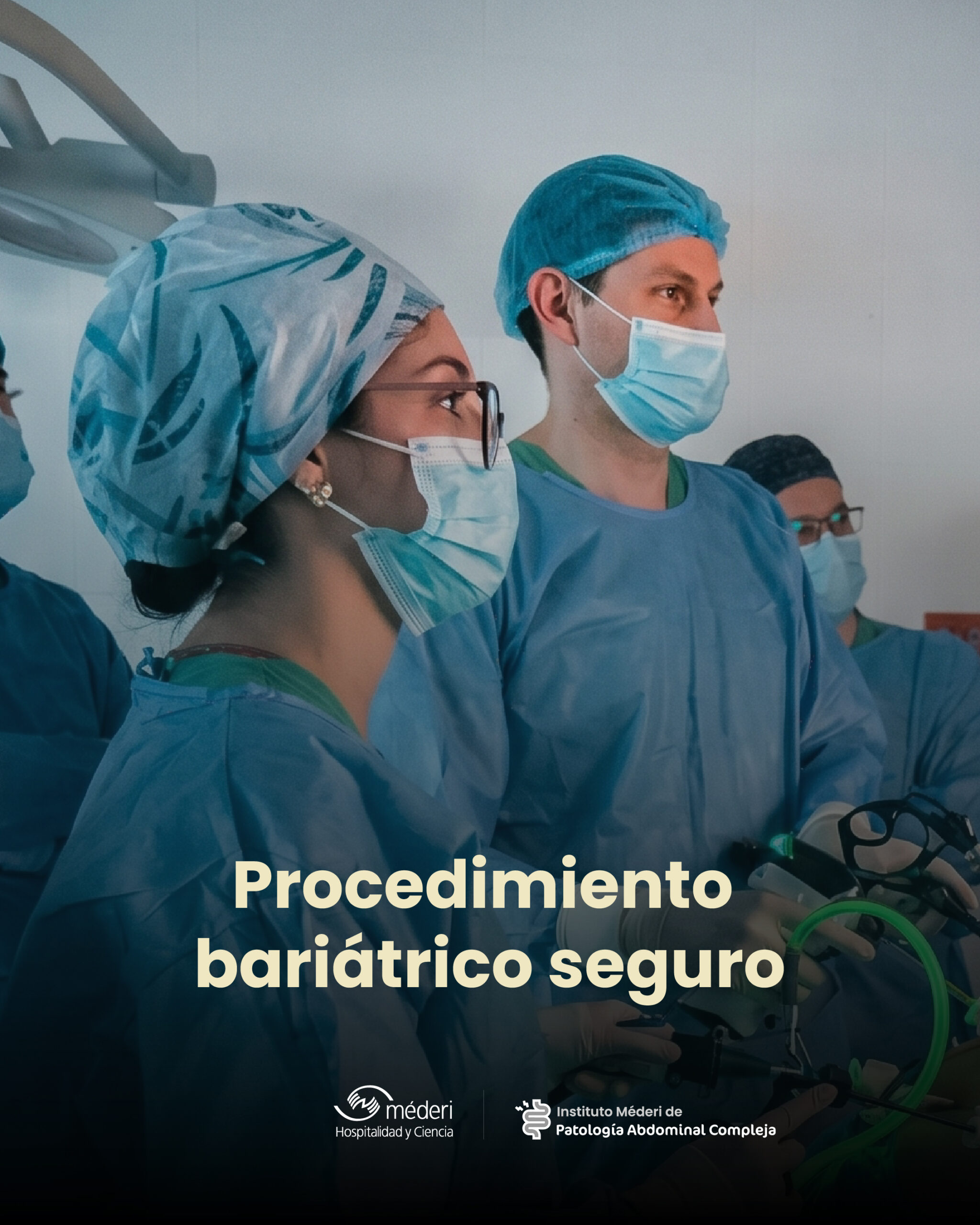 Equipo de especialistas en salud digestiva realizando una intervención avanzada para el control de peso en Bogotá.