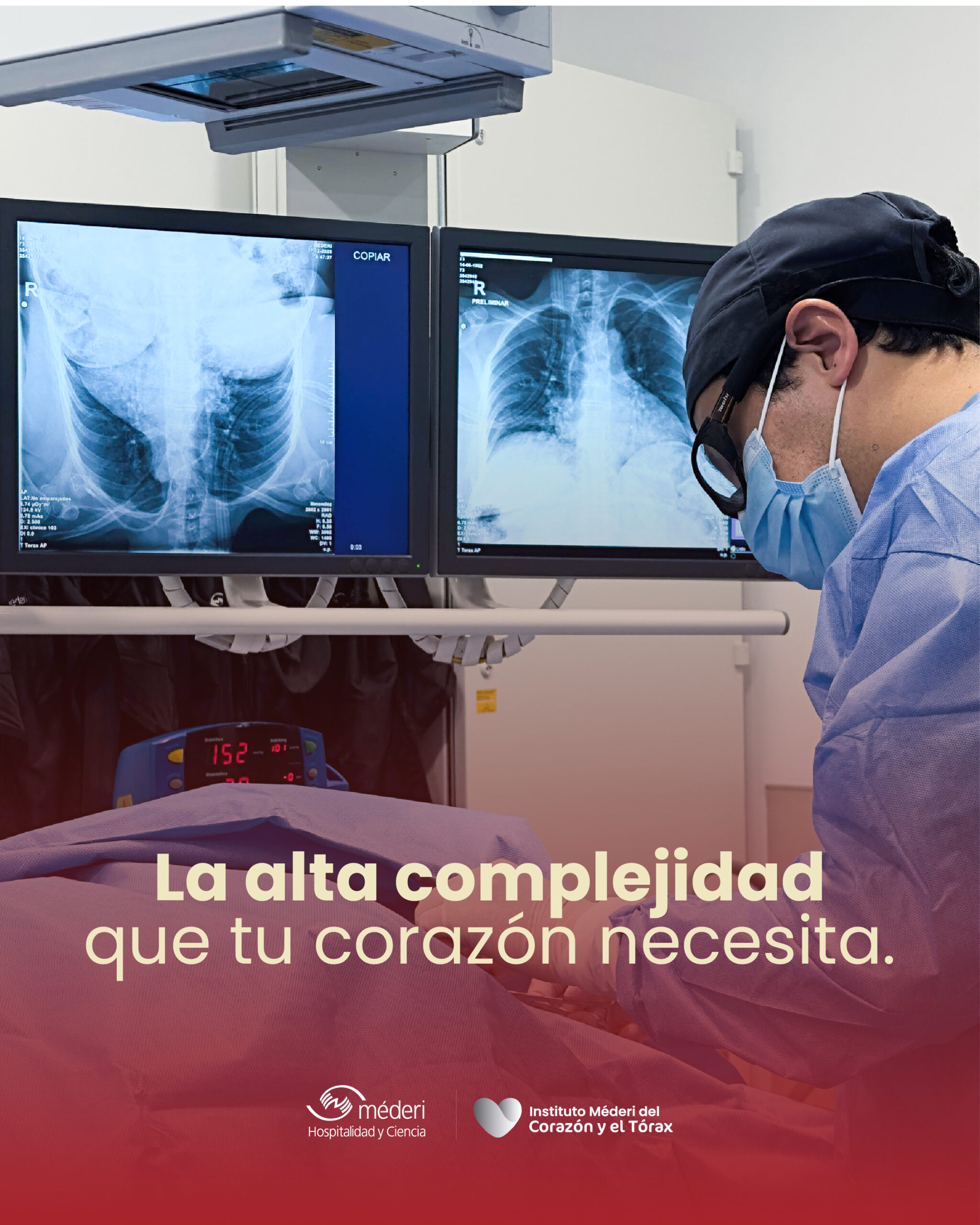 Especialista del Instituto Méderi analizando imágenes diagnósticas para la atención cardiovascular de alta complejidad.