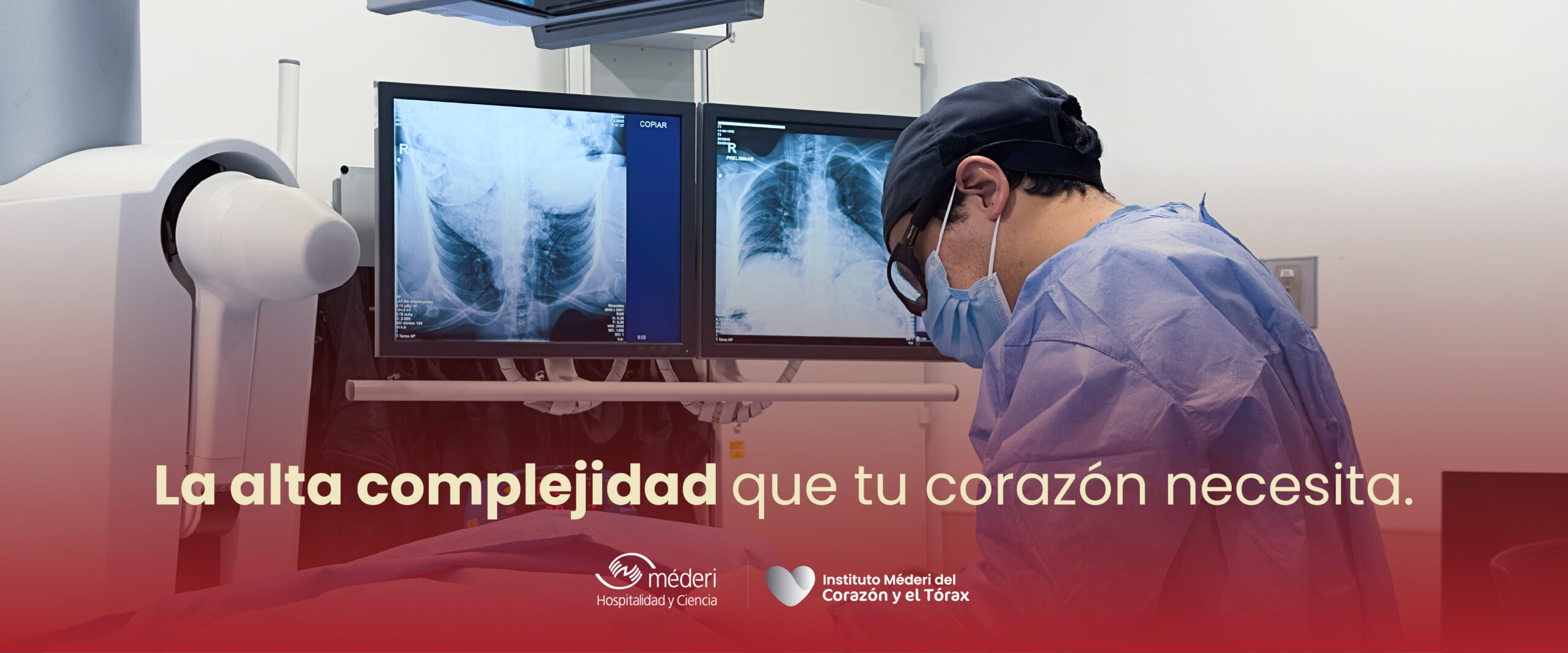 Especialista del Instituto Méderi analizando imágenes de diagnóstico para la atención cardiovascular de alta complejidad.