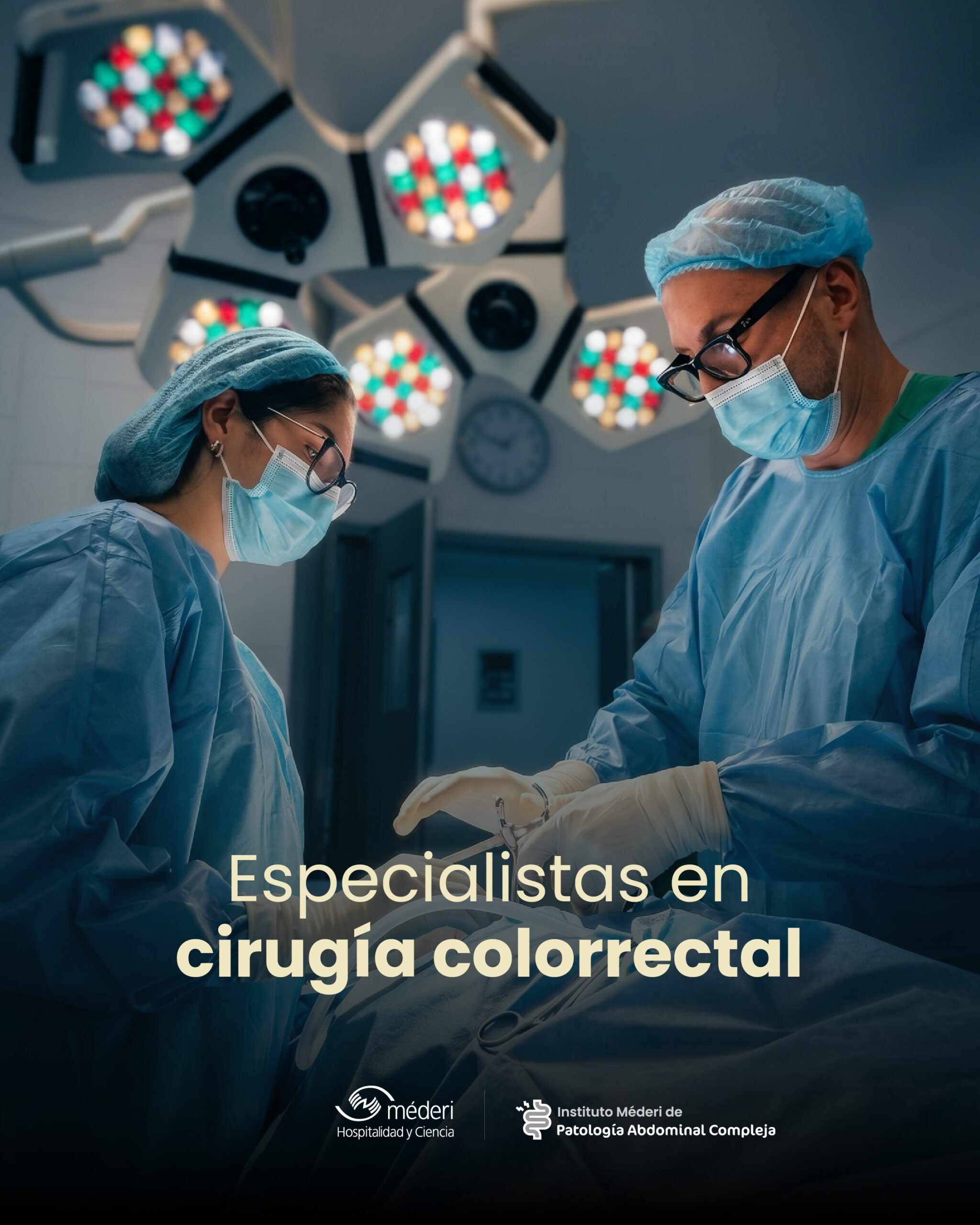 Paciente sonriente tras una cirugía digestiva exitosa en el Hospital Universitario Méderi en Bogotá.
