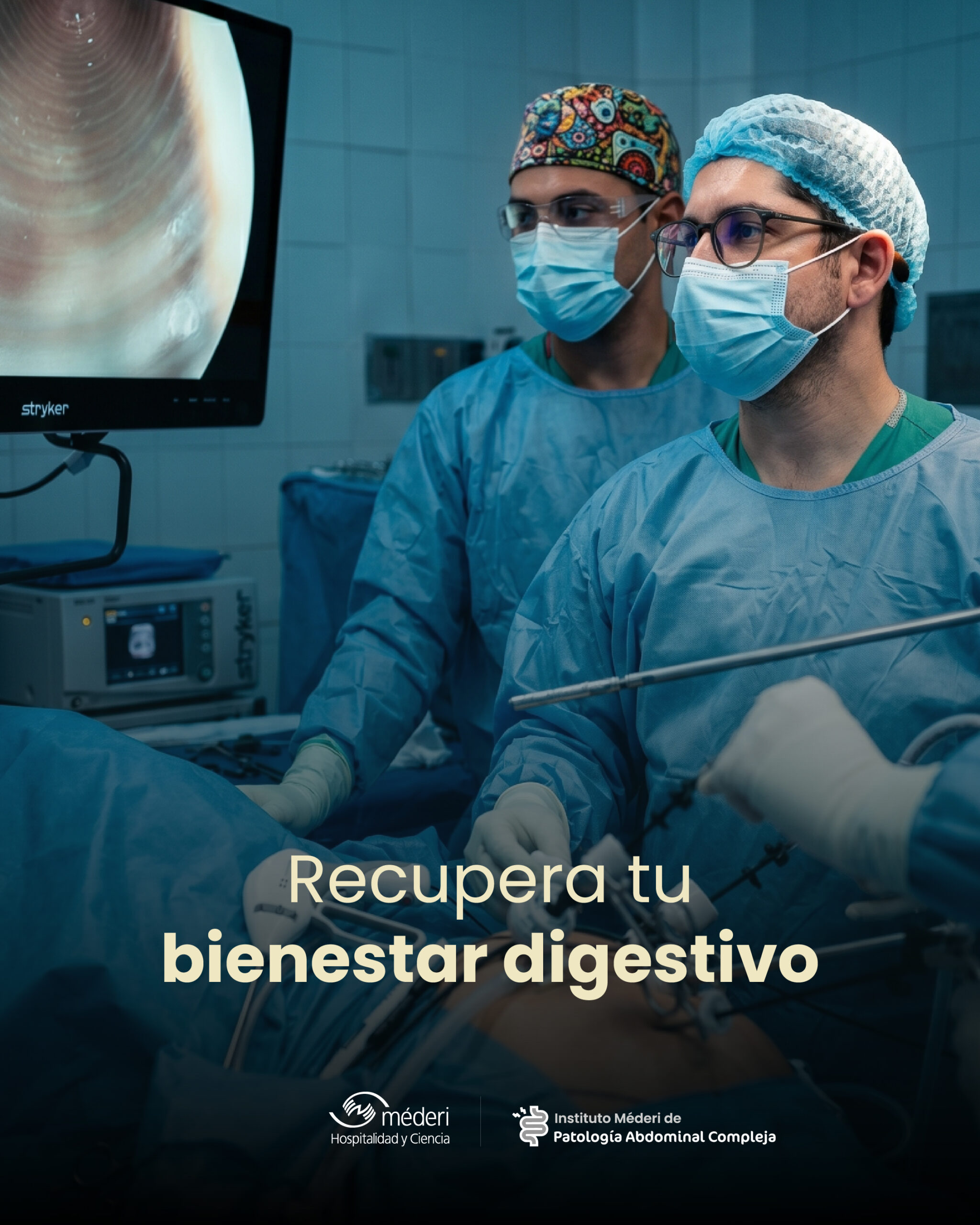 Cirujano gastrointestinal certificado en Bogotá en consulta particular explicando un procedimiento de colon y hernias.