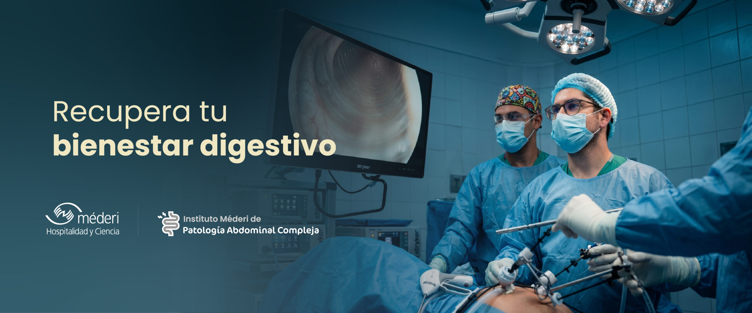 Cirujano gastrointestinal en consulta médica particular en Bogotá explicando detalladamente un procedimiento de pared abdominal.