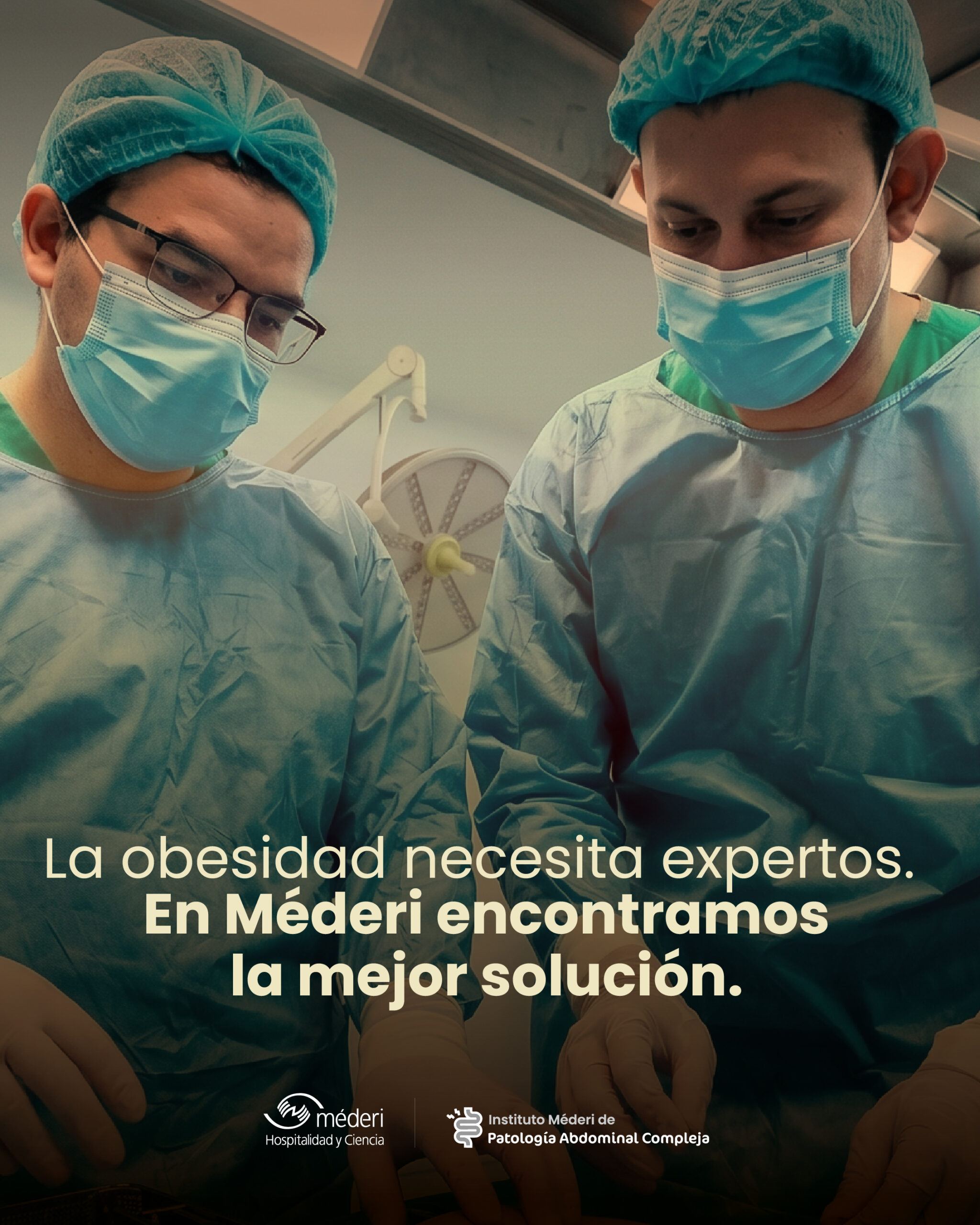 Equipo de cirujanos especialistas en procedimientos bariátricos en el quirófano de la Red Hospitalaria Méderi